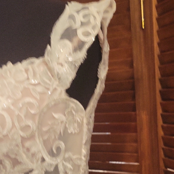 Allure Bridals White Sheath Wedding Dress with Sweetheart Neckline - Picture 14 of 16